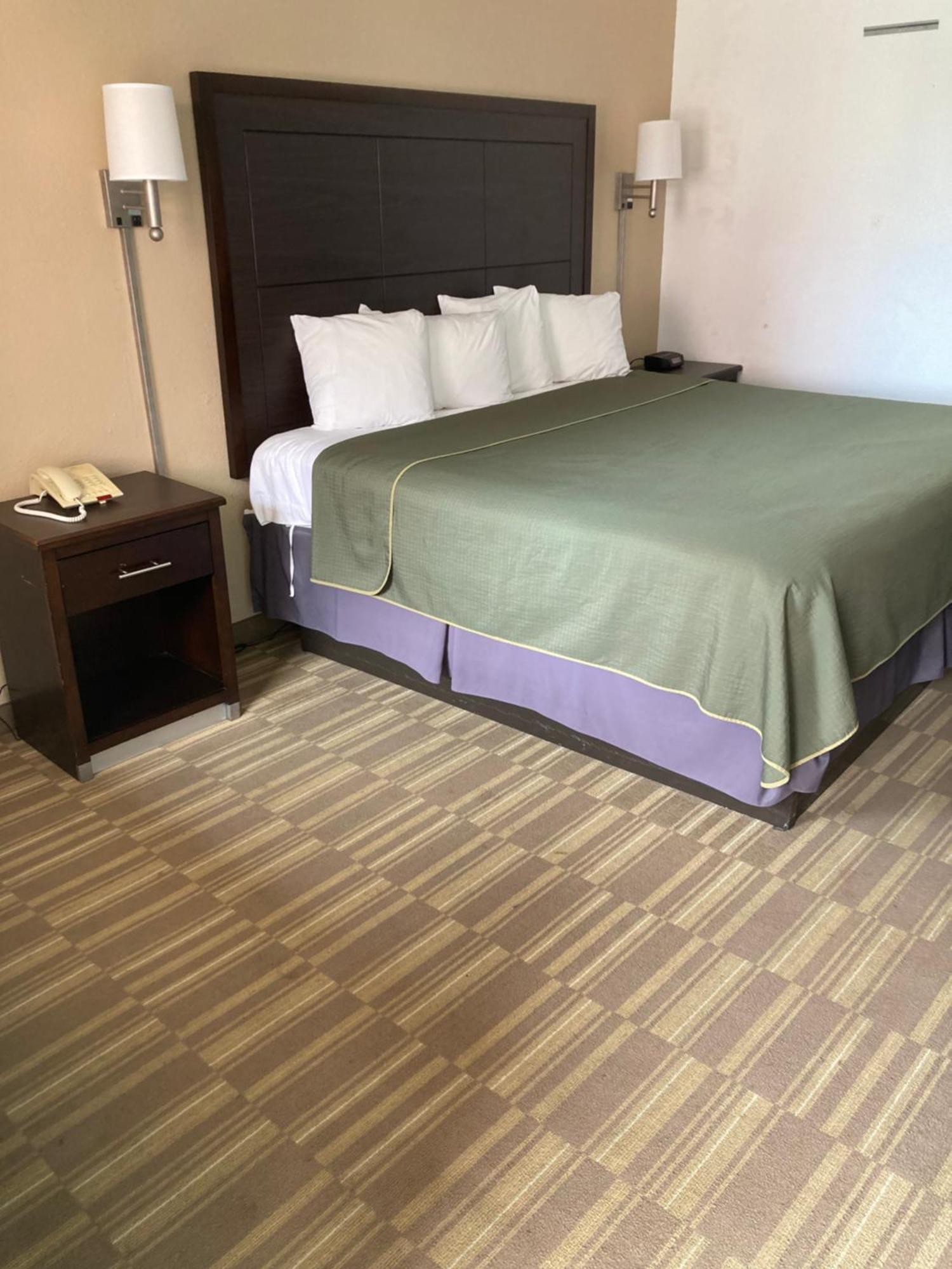 Americas Best Value Inn Clute Bagian luar foto