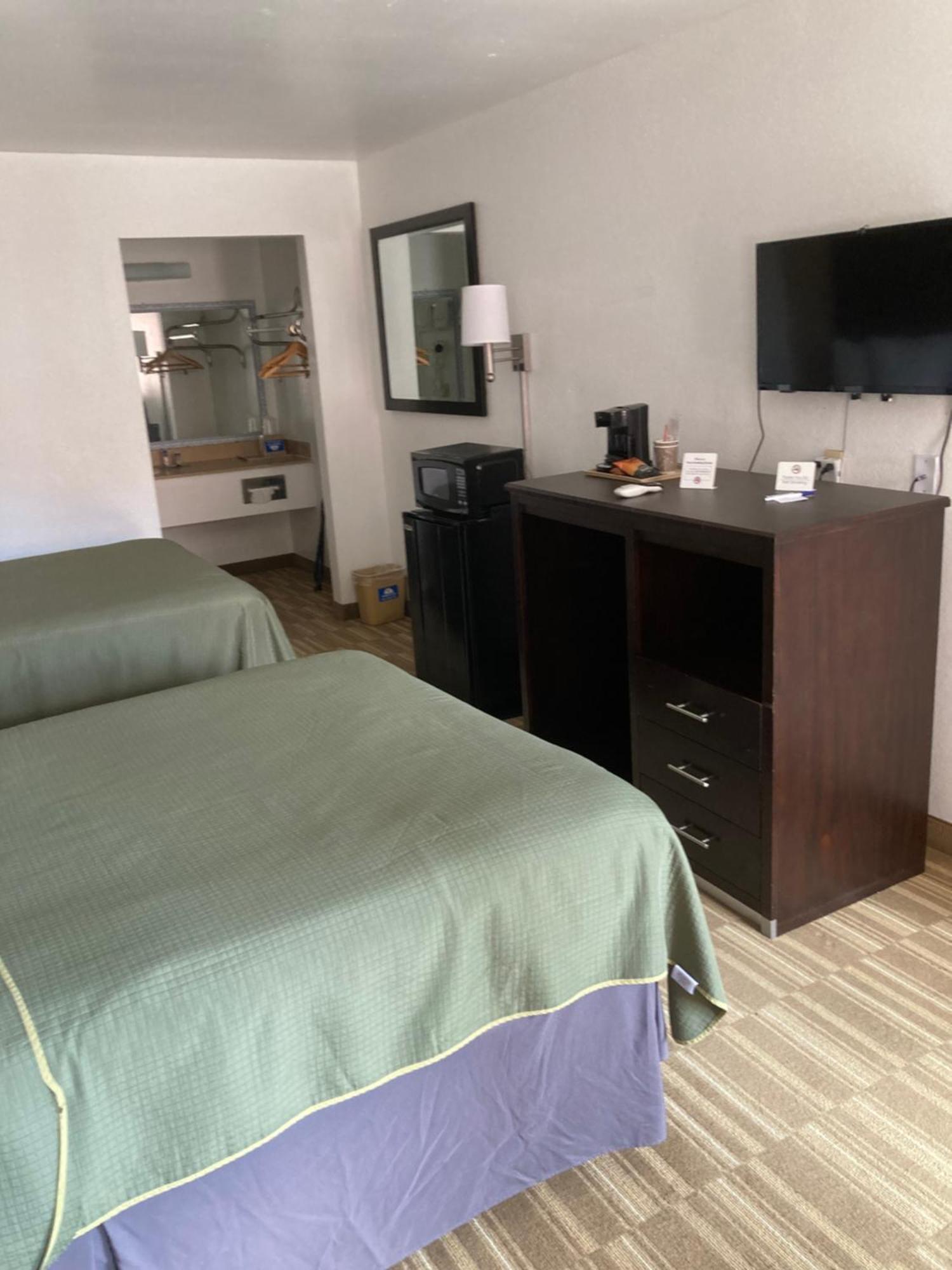 Americas Best Value Inn Clute Bagian luar foto