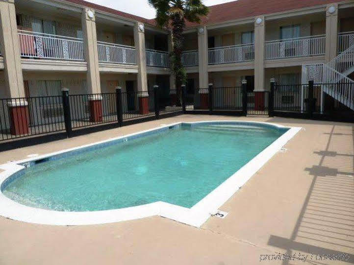 Americas Best Value Inn Clute Bagian luar foto