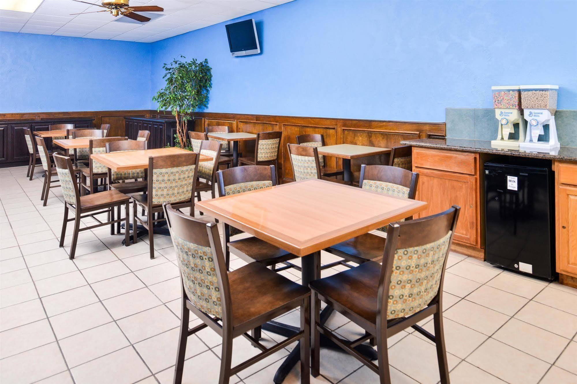 Americas Best Value Inn Clute Bagian luar foto