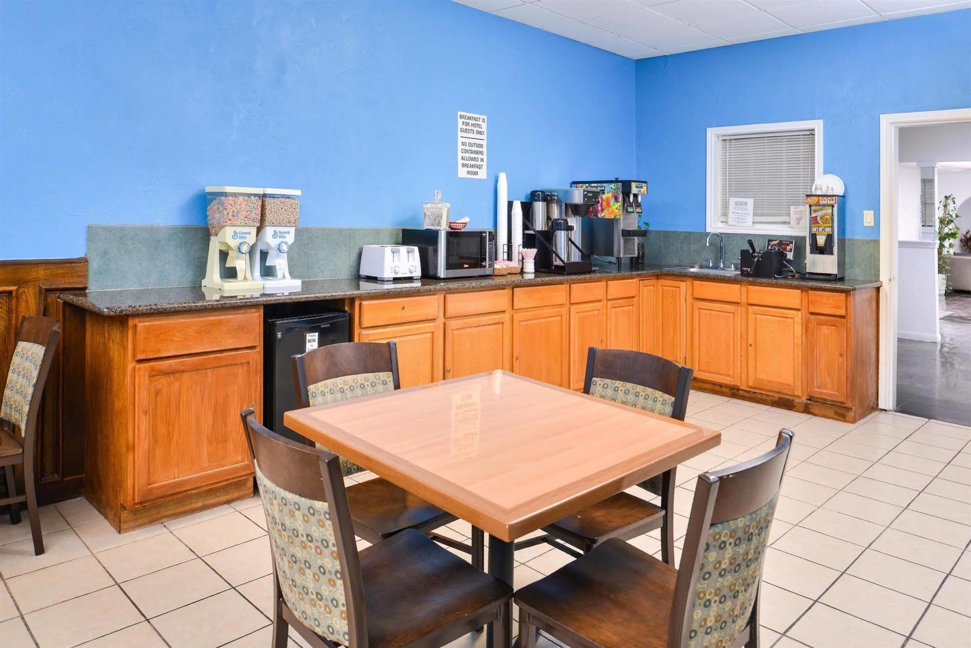 Americas Best Value Inn Clute Bagian luar foto