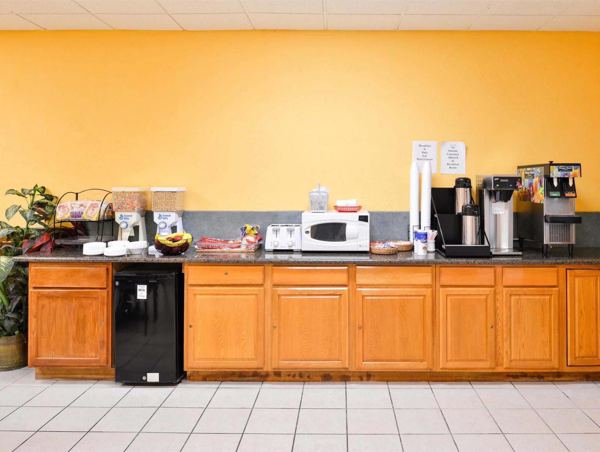 Americas Best Value Inn Clute Bagian luar foto