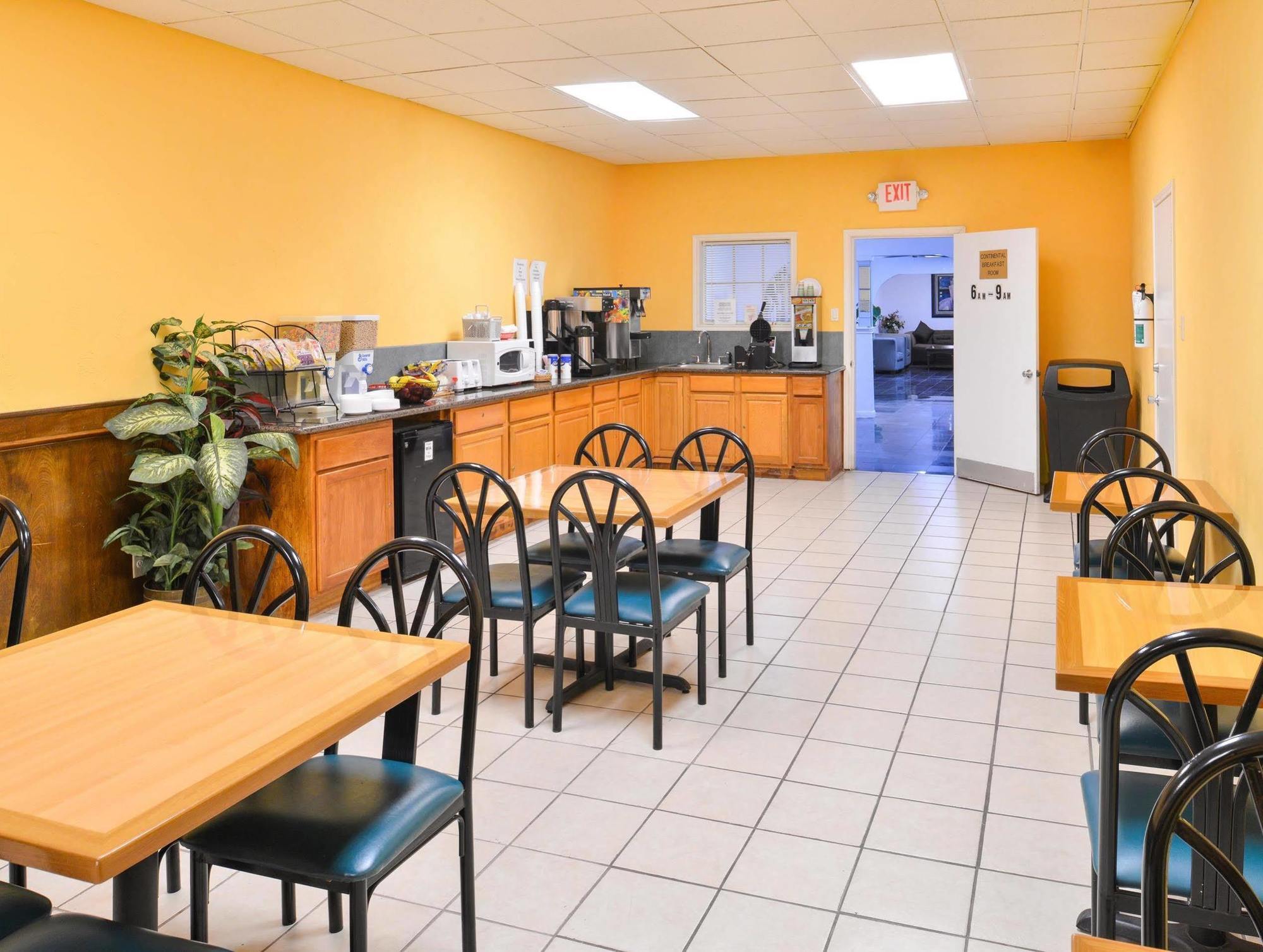 Americas Best Value Inn Clute Bagian luar foto