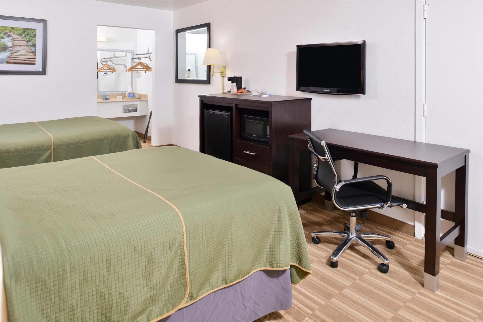 Americas Best Value Inn Clute Bagian luar foto