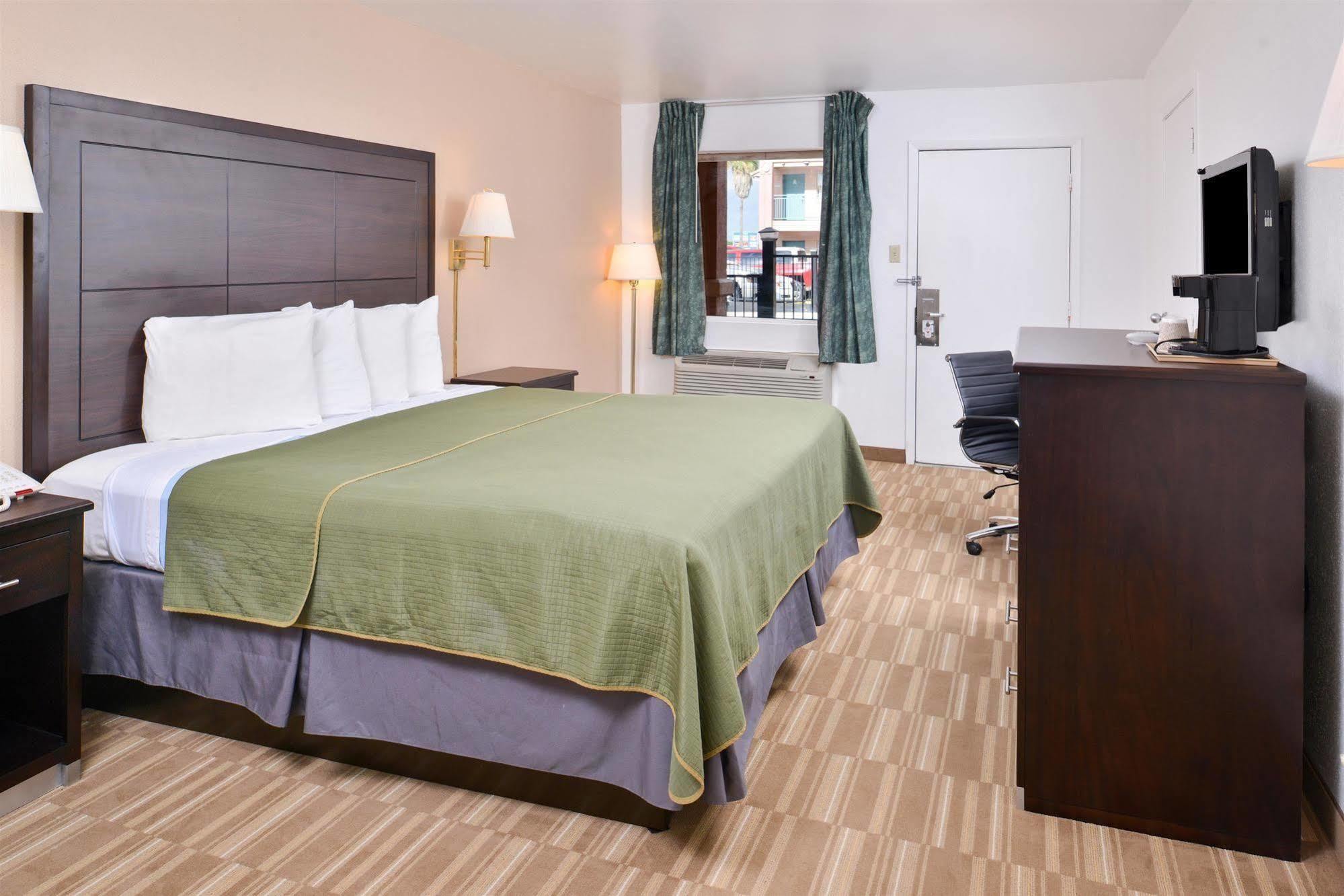 Americas Best Value Inn Clute Bagian luar foto