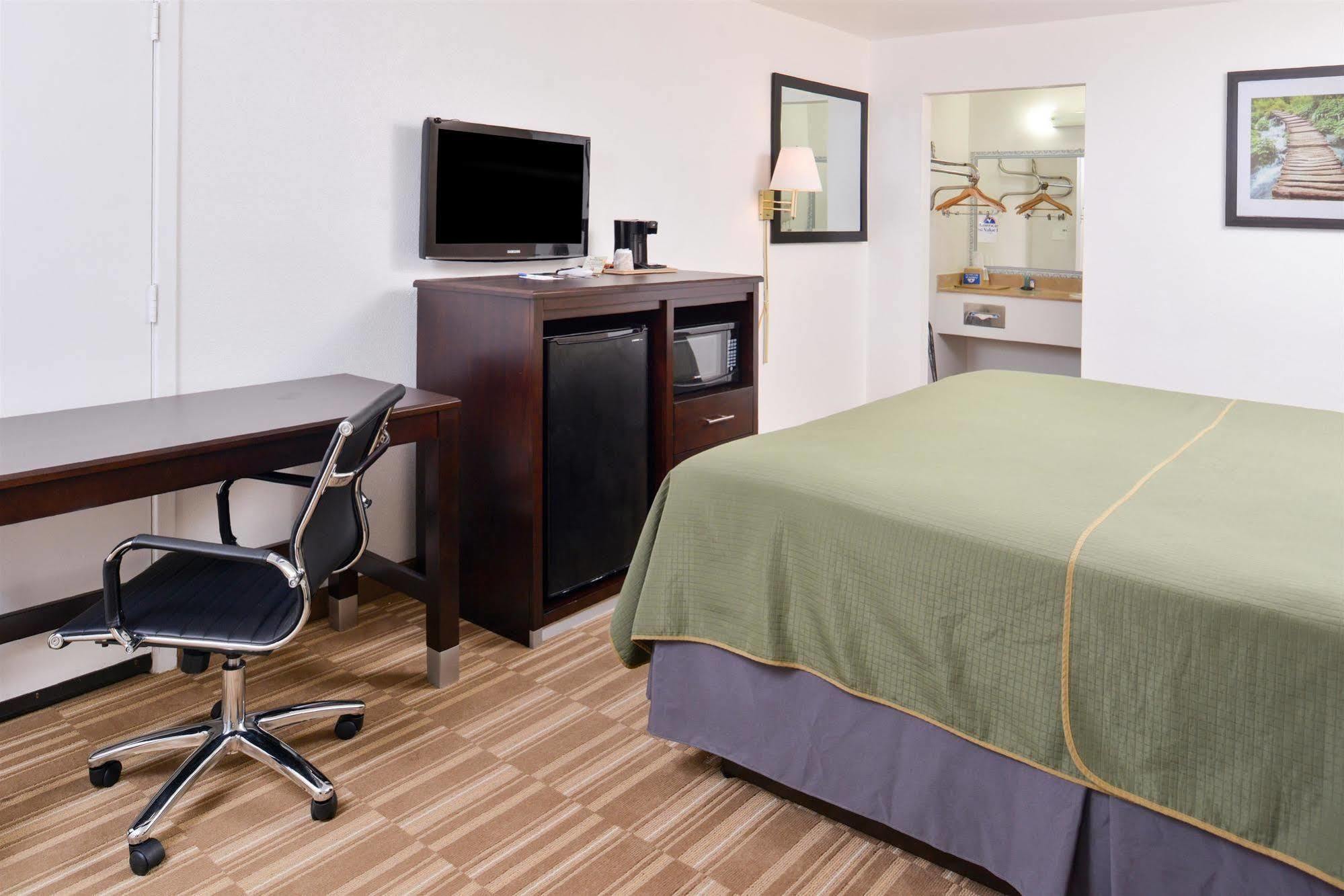 Americas Best Value Inn Clute Bagian luar foto