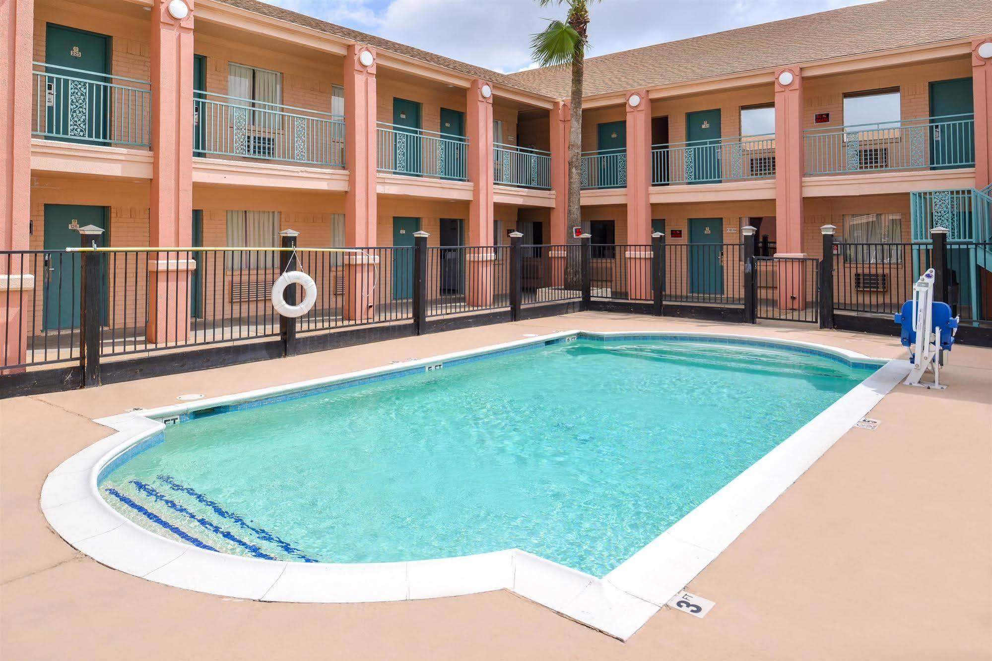 Americas Best Value Inn Clute Bagian luar foto